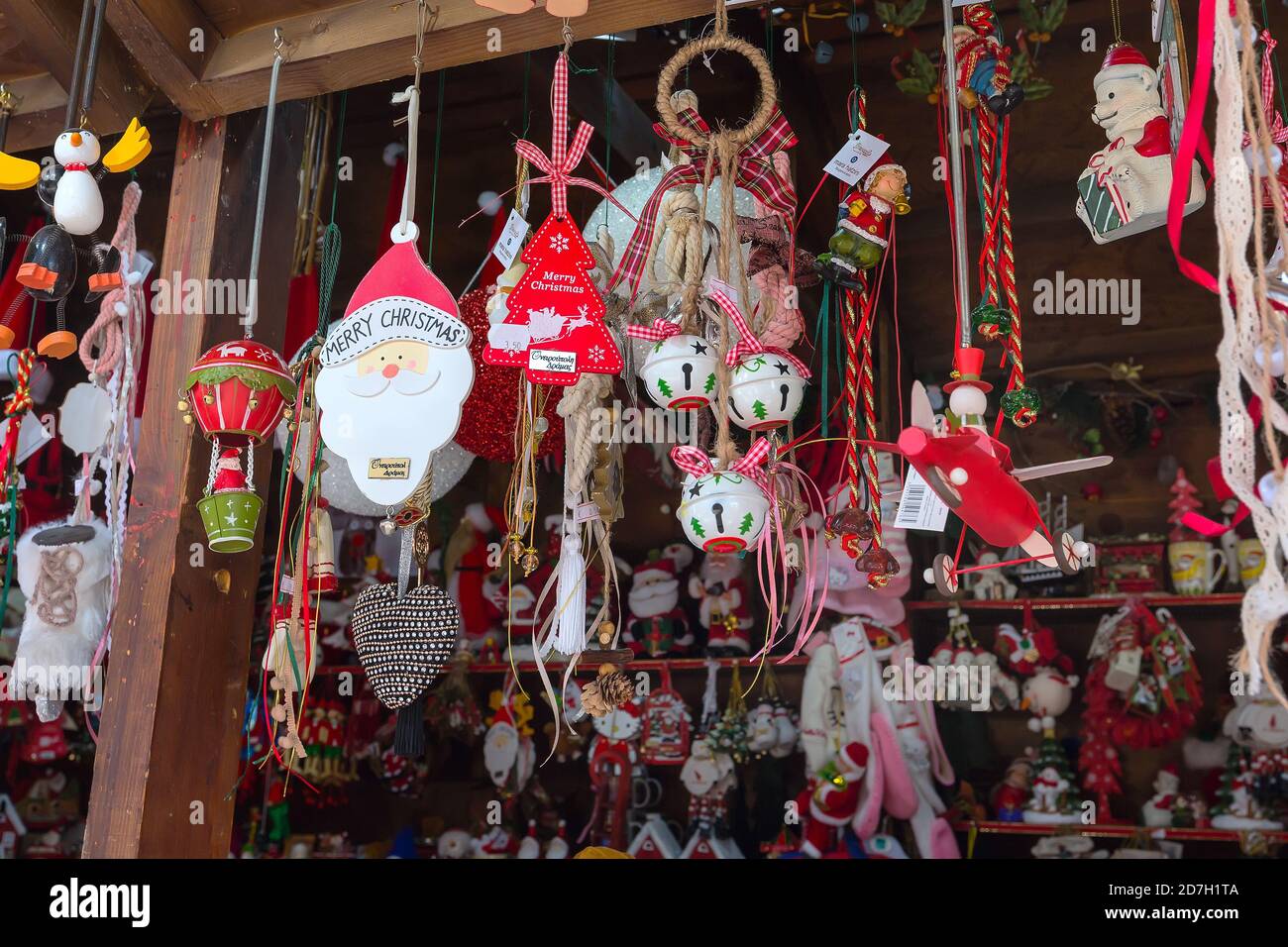 La Grèce, le théâtre - le 14 décembre 2016 : Marché de Noël européen grec avec décrochage différents cadeaux Banque D'Images