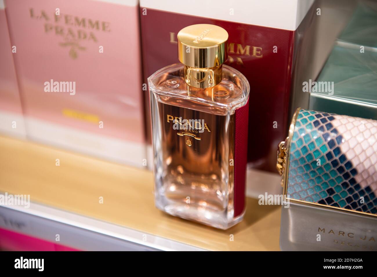 Prada perfume bottle Banque de photographies et d'images à haute résolution  - Alamy