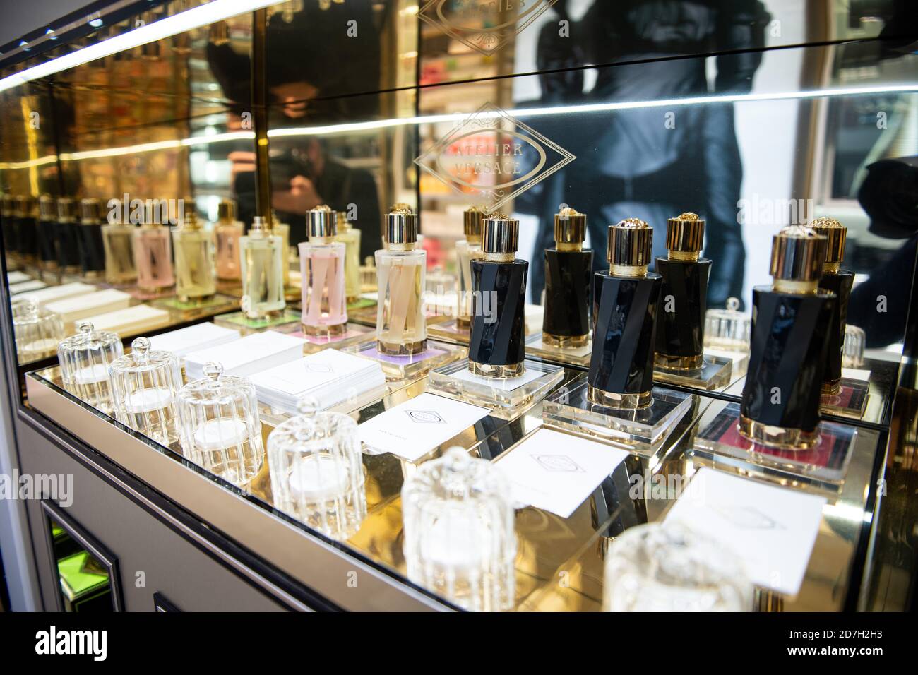 Hambourg, Allemagne. 22 octobre 2020. Parfums de l'atelier Versace,  enregistrés dans un magasin Douglas sur Jungfernstieg. Credit: Daniel  Reinhardt/dpa/Alay Live News Photo Stock - Alamy