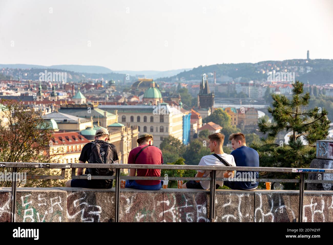 Un jeune adolescent admirera le panorama de Prague depuis le métronome de Prague , République tchèque Banque D'Images