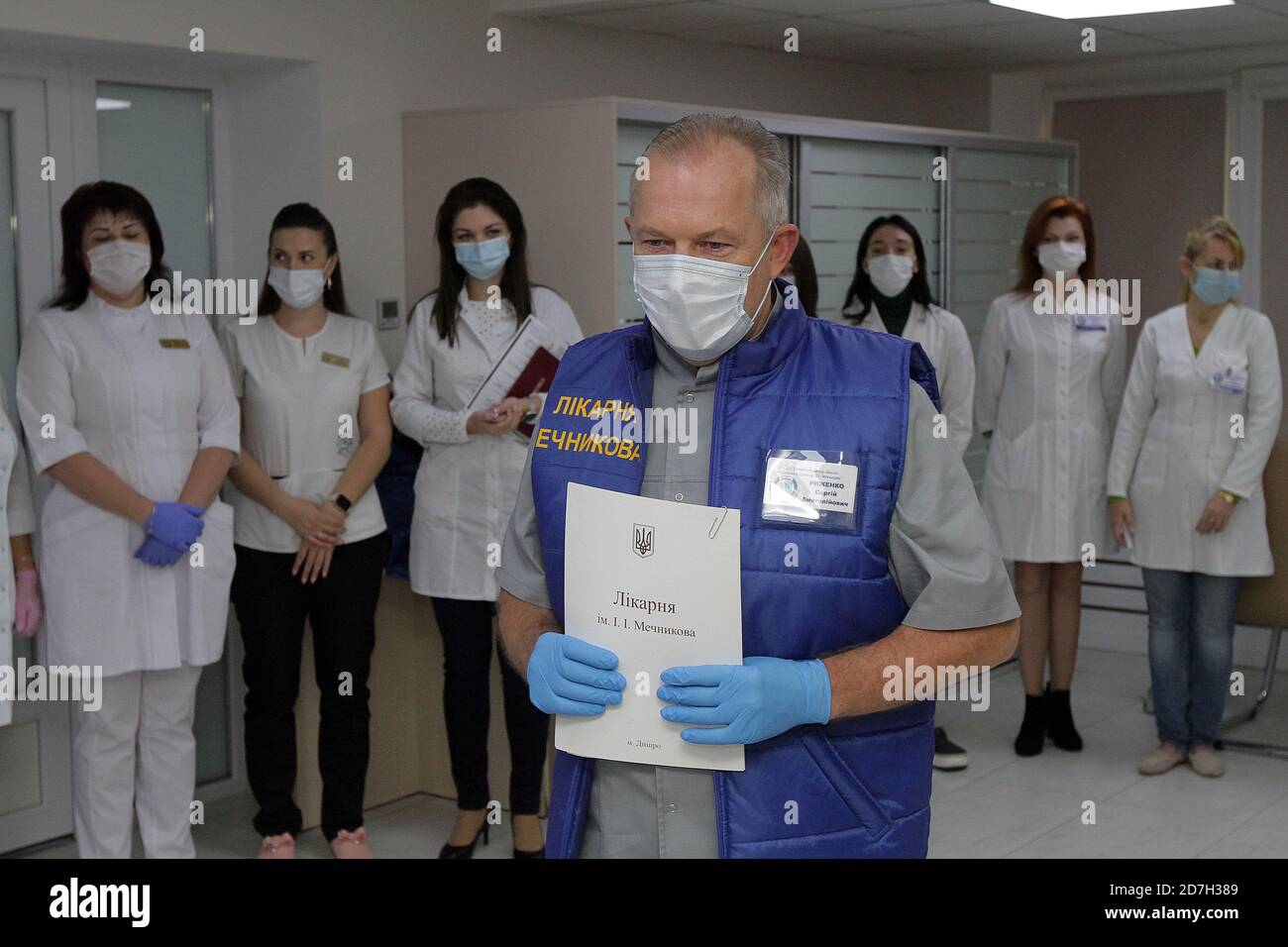 Non exclusif: DNIPRO, UKRAINE - 22 OCTOBRE 2020 - médecin-chef de l'hôpital clinique régional Ilya Mishnikov Dnipropetrovsk Serhii Ryzenko (R) est Banque D'Images