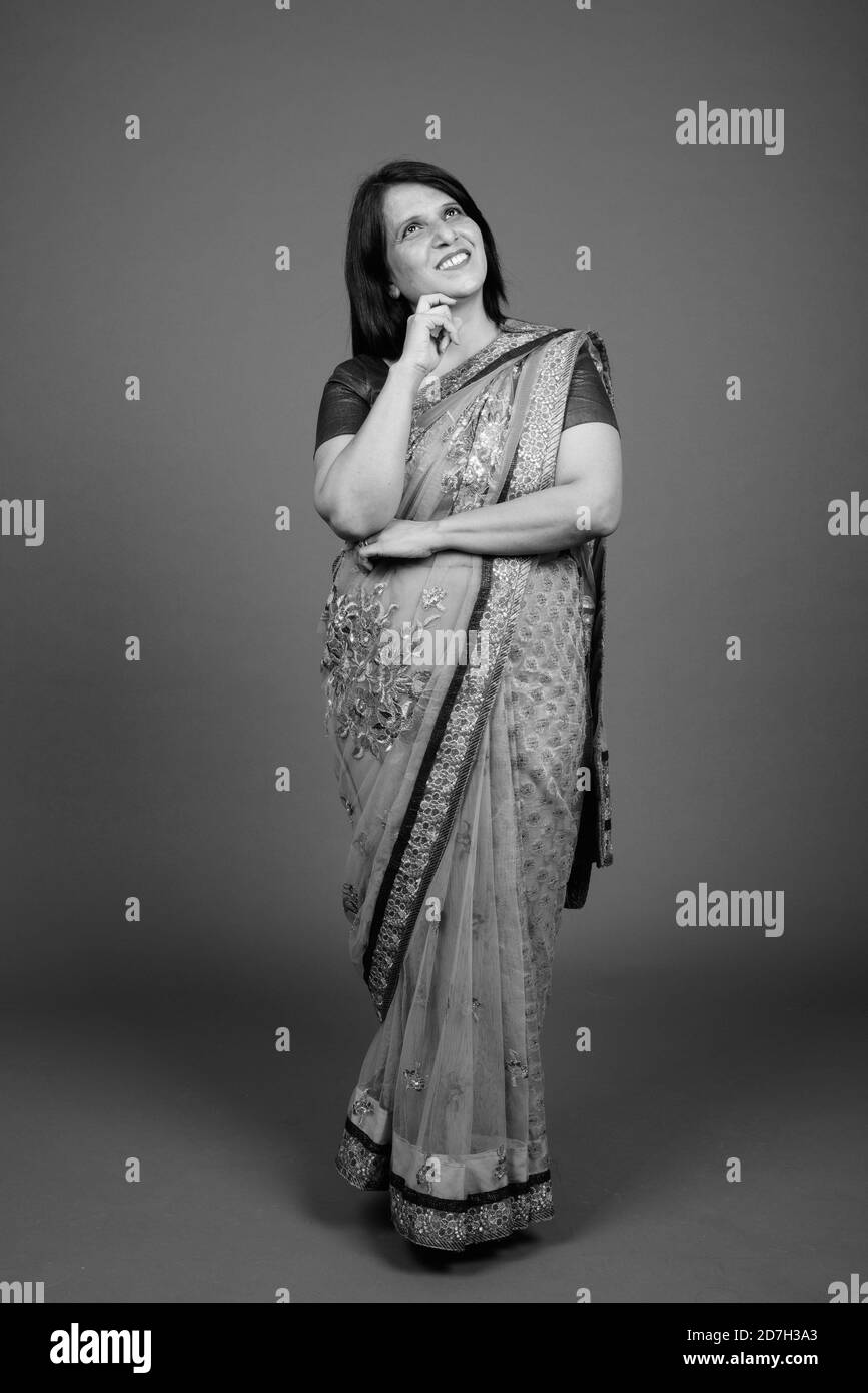 Femme indienne mature portant des vêtements traditionnels indiens Sari Banque D'Images