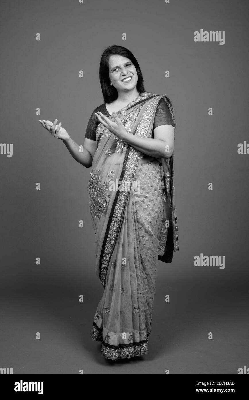 Femme indienne mature portant des vêtements traditionnels indiens Sari Banque D'Images