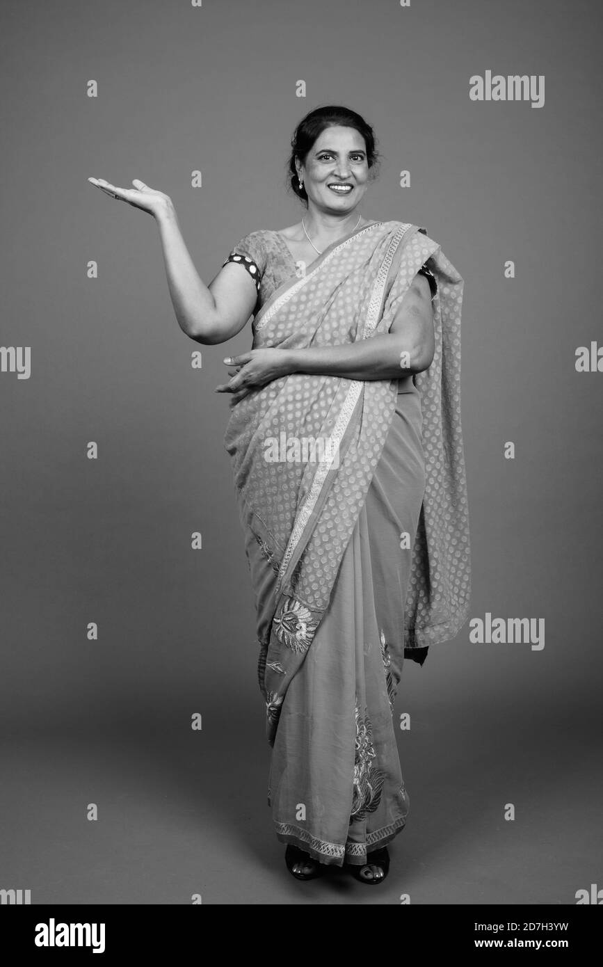 Mature belle femme indienne portant des vêtements traditionnels indiens Sari Banque D'Images