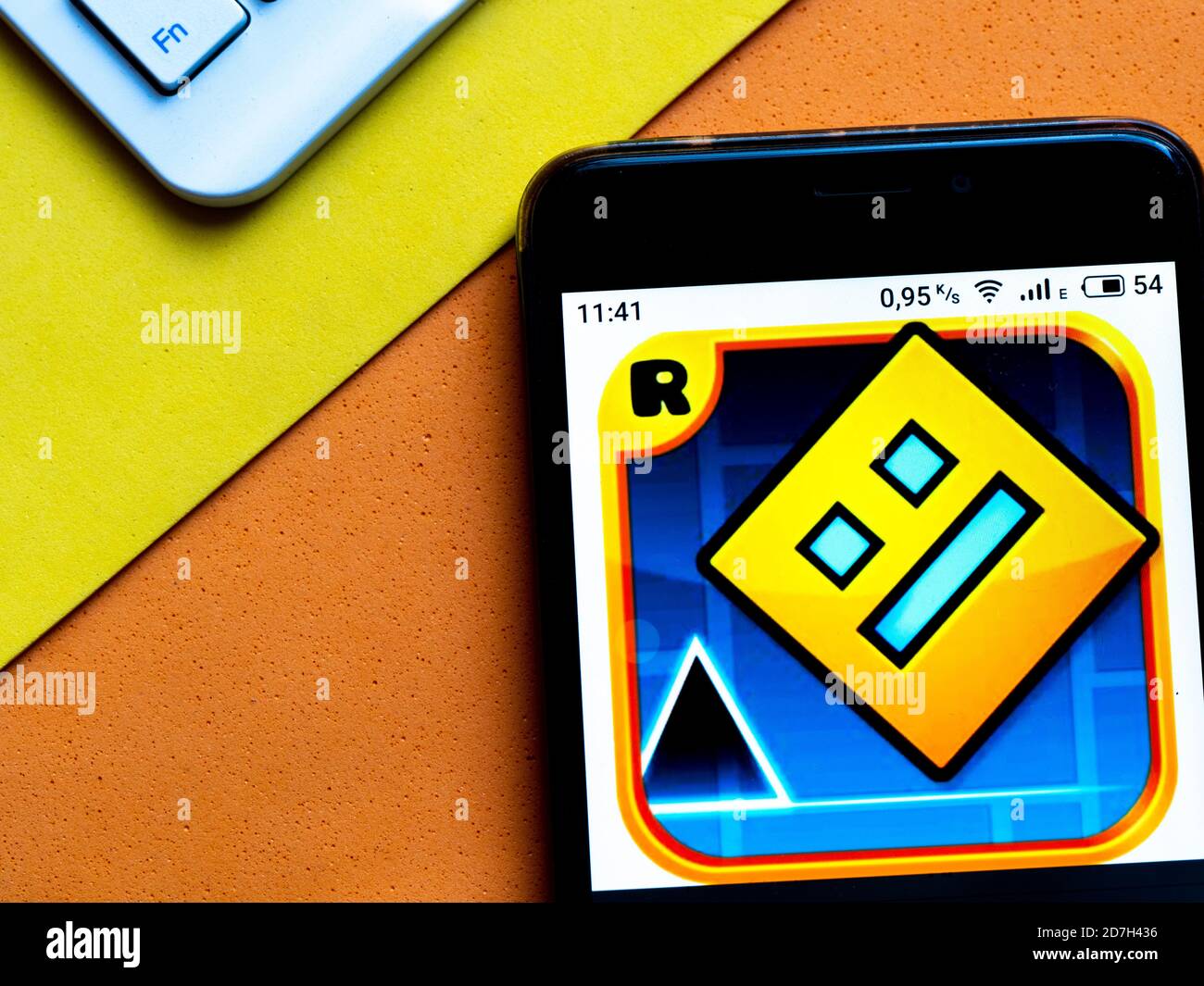 Dans cette illustration, un appareil Geometry Dash de RobTop Le logo Games AB s'affiche sur un smartphone Banque D'Images