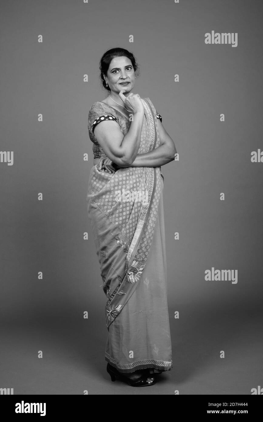 Mature belle femme indienne portant des vêtements traditionnels indiens Sari Banque D'Images