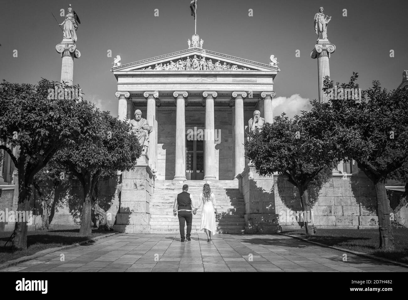 Beau couple de mariage à Athènes, Grèce. Regardez l'architecture classique de l'université, la vue de l'arrière Banque D'Images