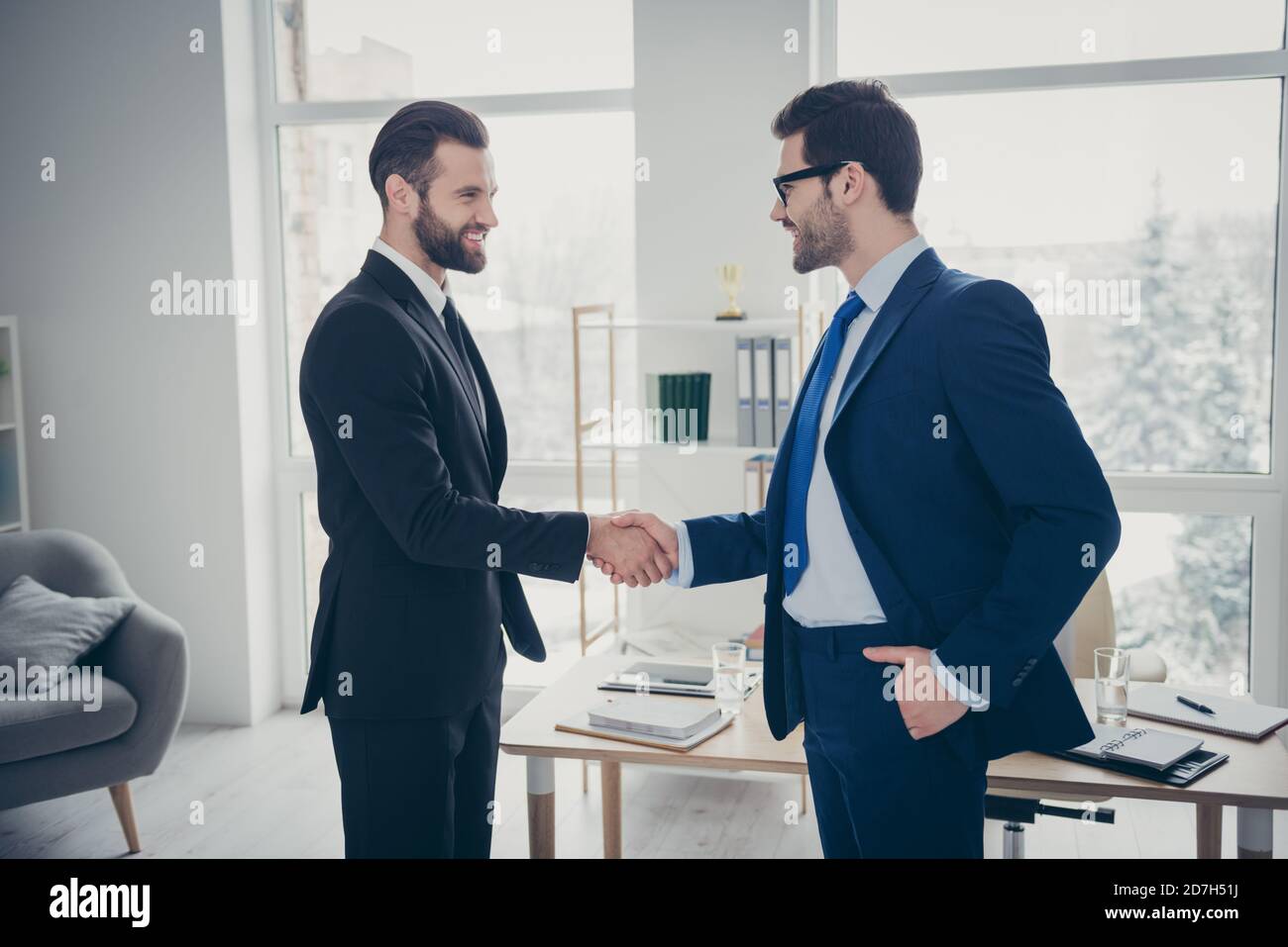 Vue latérale profil de deux belles imposantes et ambitieuses tendance gaies gaies hommes expert employeur hr chef de chef de la direction secouant mains d'embauche de talents Banque D'Images