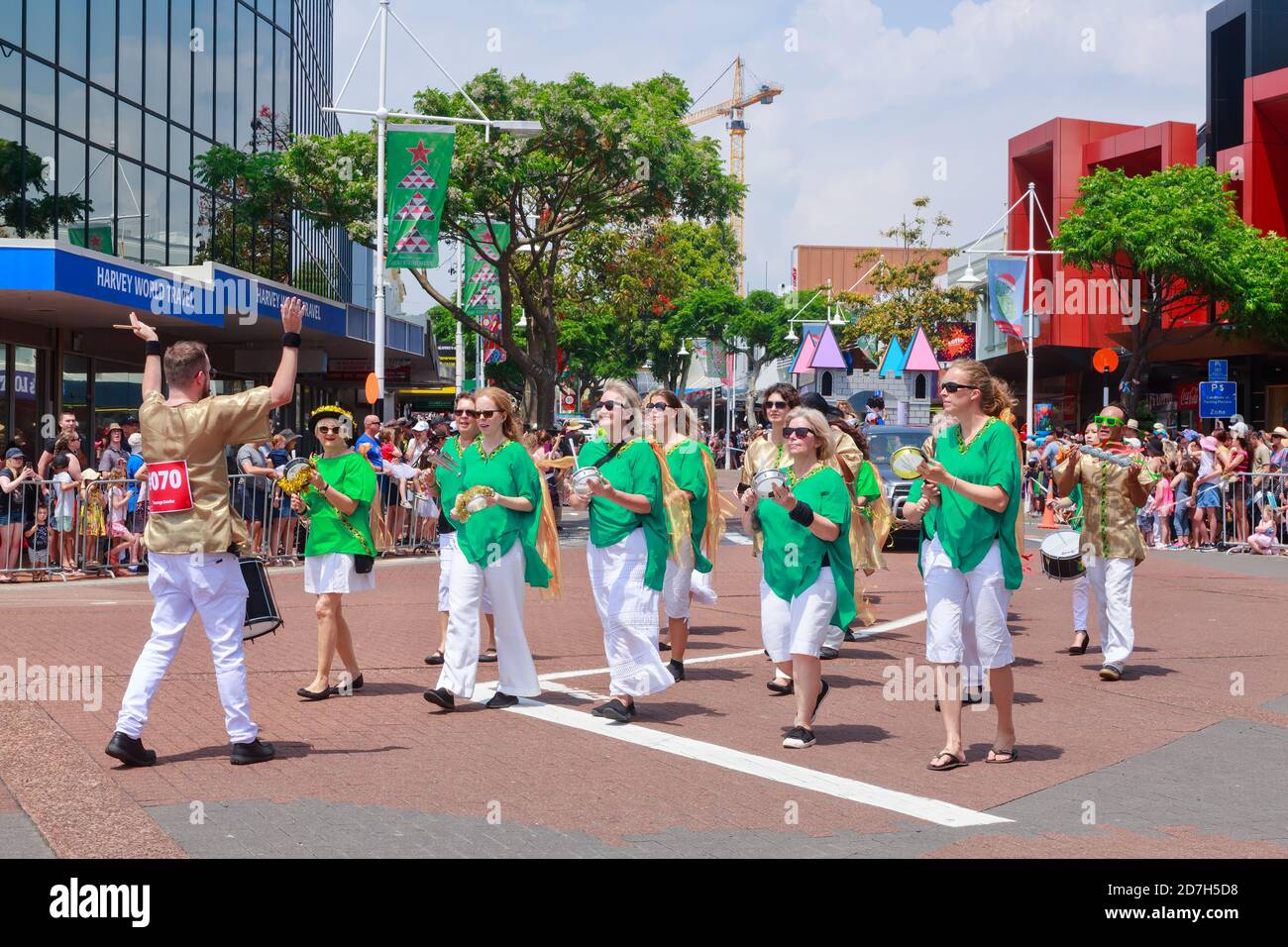 Un groupe de marche jouant des cymbales et des tambours lors d'un défilé de Noël à Tauranga, Nouvelle-Zélande Banque D'Images