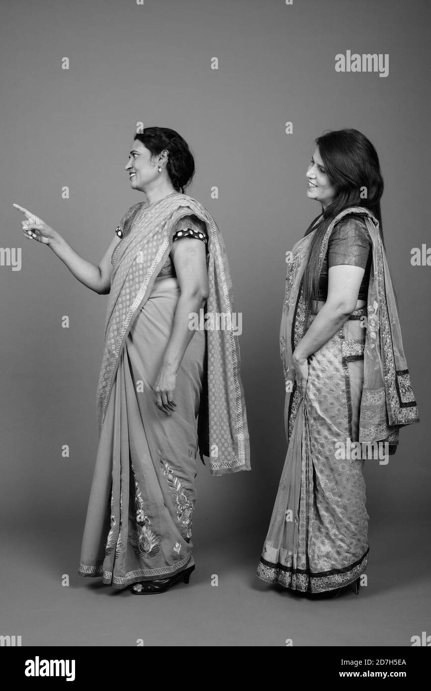 Deux femmes indiennes matures portant ensemble des vêtements traditionnels indiens Sari Banque D'Images