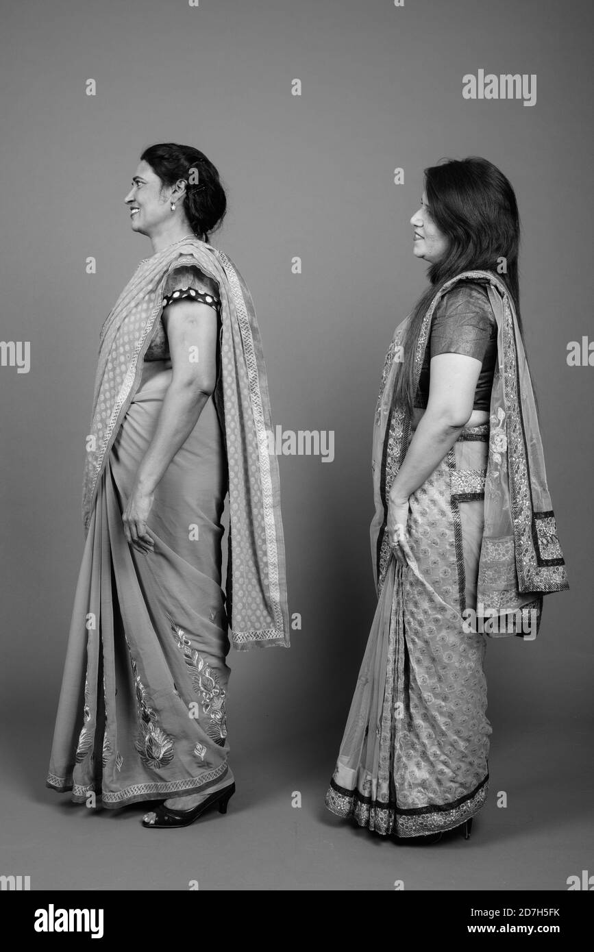 Deux femmes indiennes matures portant ensemble des vêtements traditionnels indiens Sari Banque D'Images