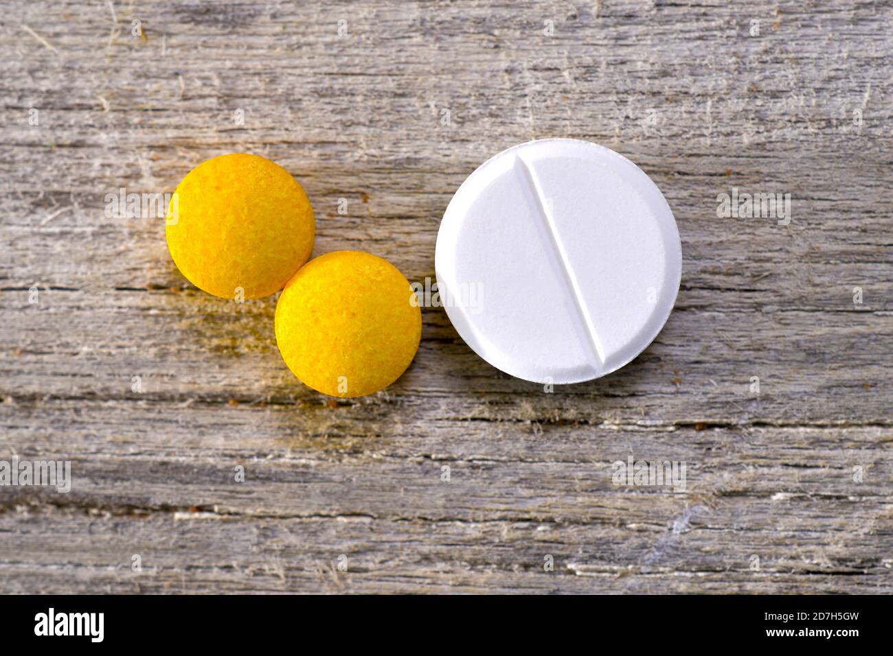 pilules jaunes du complexe de mulivitamin b et une pilule de vitamine c. concept de soins de santé Banque D'Images