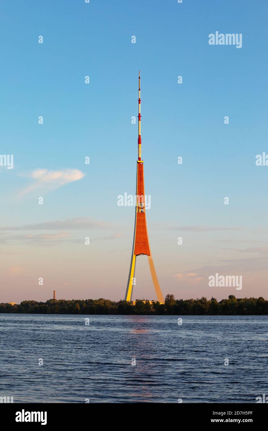 La tour de la radio et de la télévision de Riga, la plus haute tour de l'Union  européenne Photo Stock - Alamy