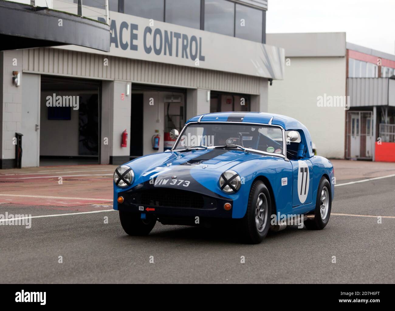 Ken Prichard Jones au volant de son Bleu, 1966, Turner Mk3 pendant la séance de qualification pour le Trophée touristique RAC pour les voitures historiques (avant 63'). Banque D'Images