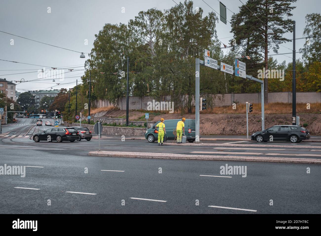 Deux travailleurs avec un réservoir à gaz à Helsinki, en Finlande Banque D'Images