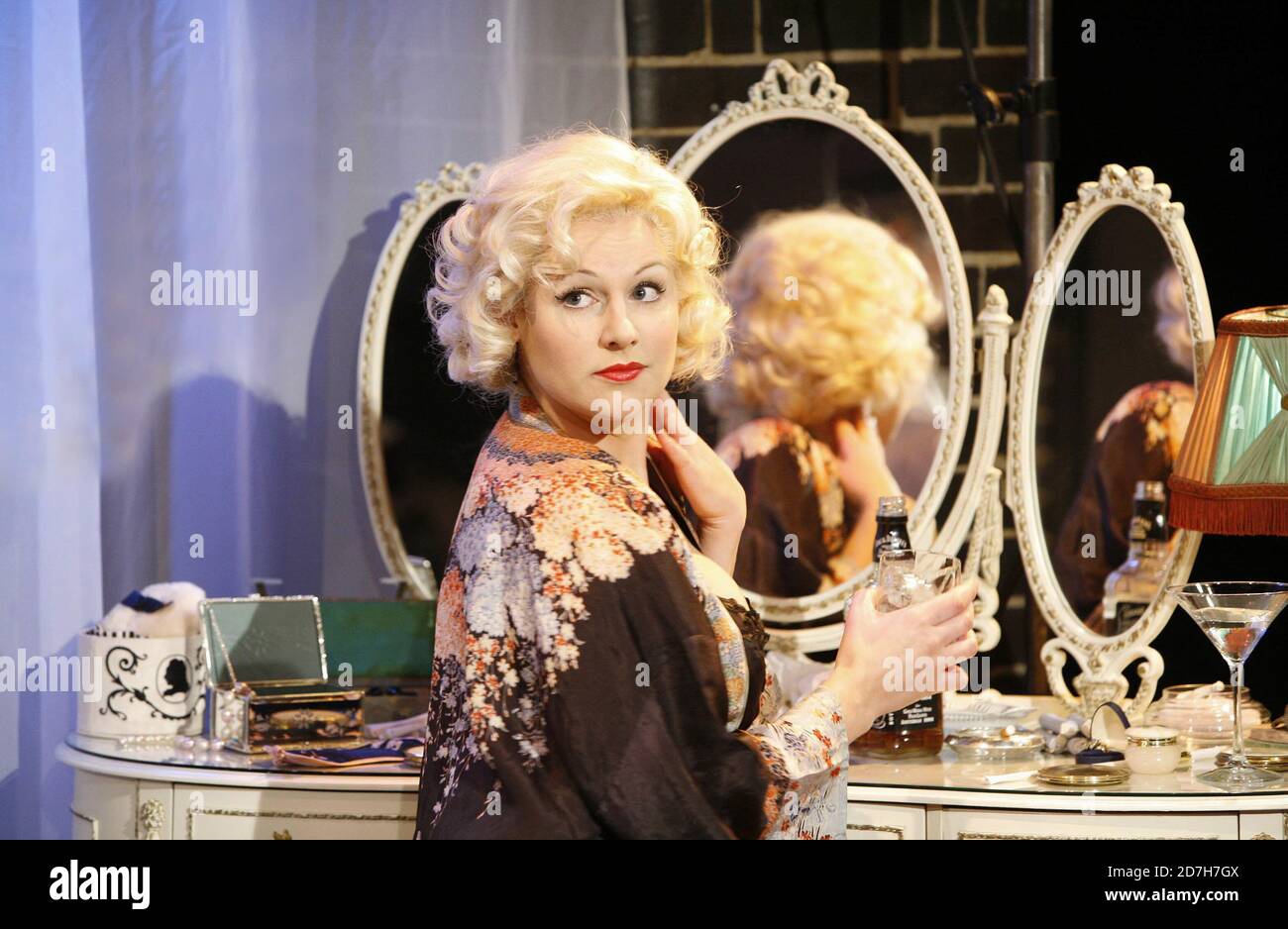 ABI Titmuss (Angie) dans 'Histoire de genre d'Amour de some' : Acte 1 du MIROIR À DEUX SENS par Arthur Miller à la cour à Covent Garden, Theatre Museum, Londres 02/03/2006 design: Roy Bell éclairage: Chris Corner réalisateur: Mike Miller Banque D'Images