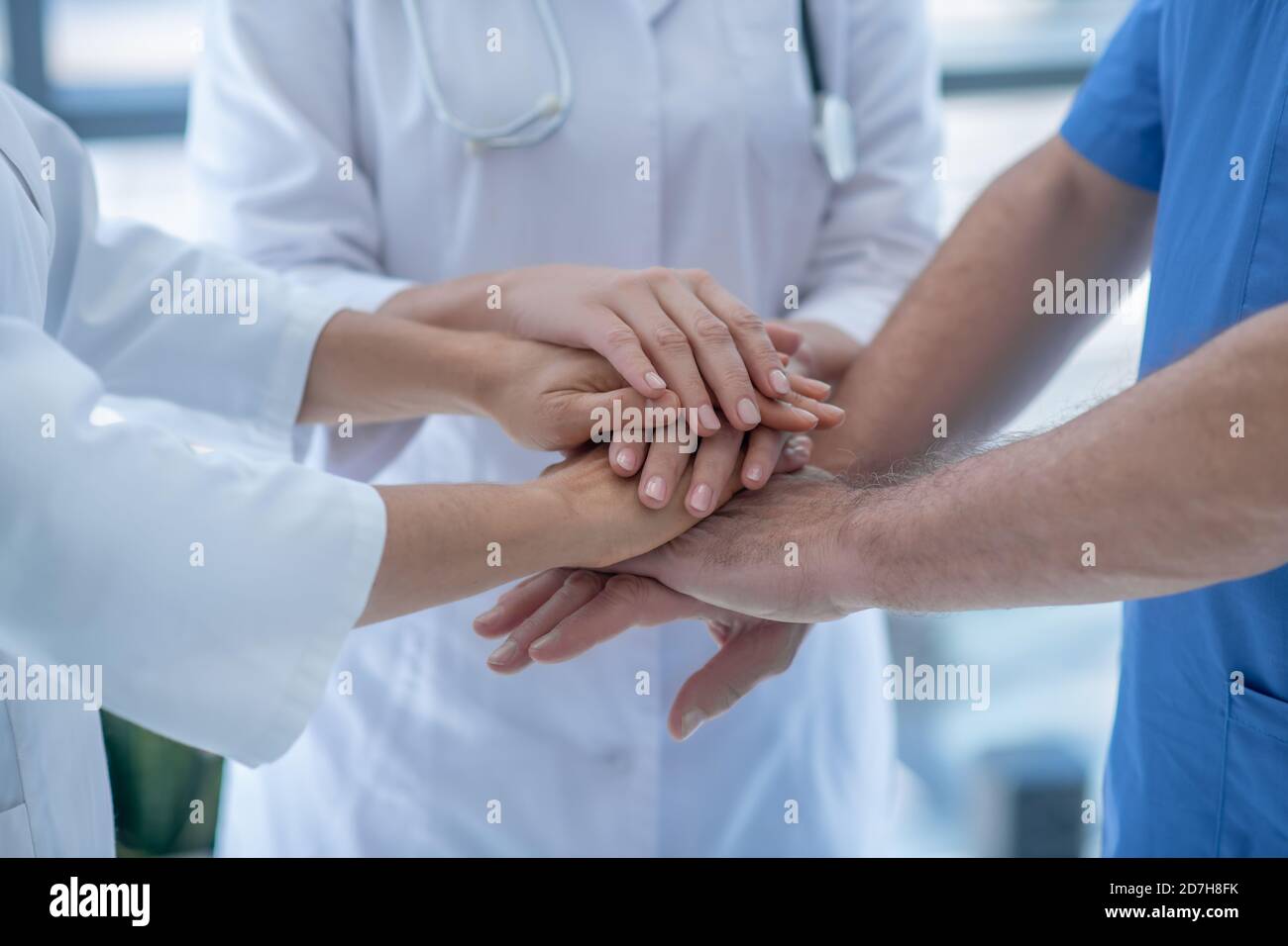 Gros plan de l'équipe de l'hôpital qui met les mains ensemble Banque D'Images