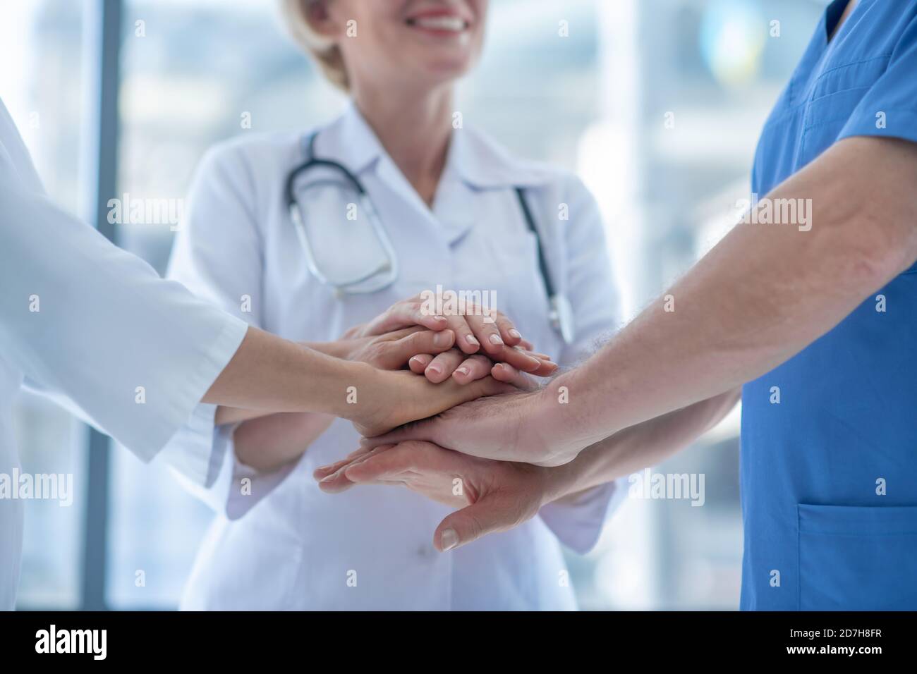 Gros plan des travailleurs médicaux avec les mains empilées Banque D'Images