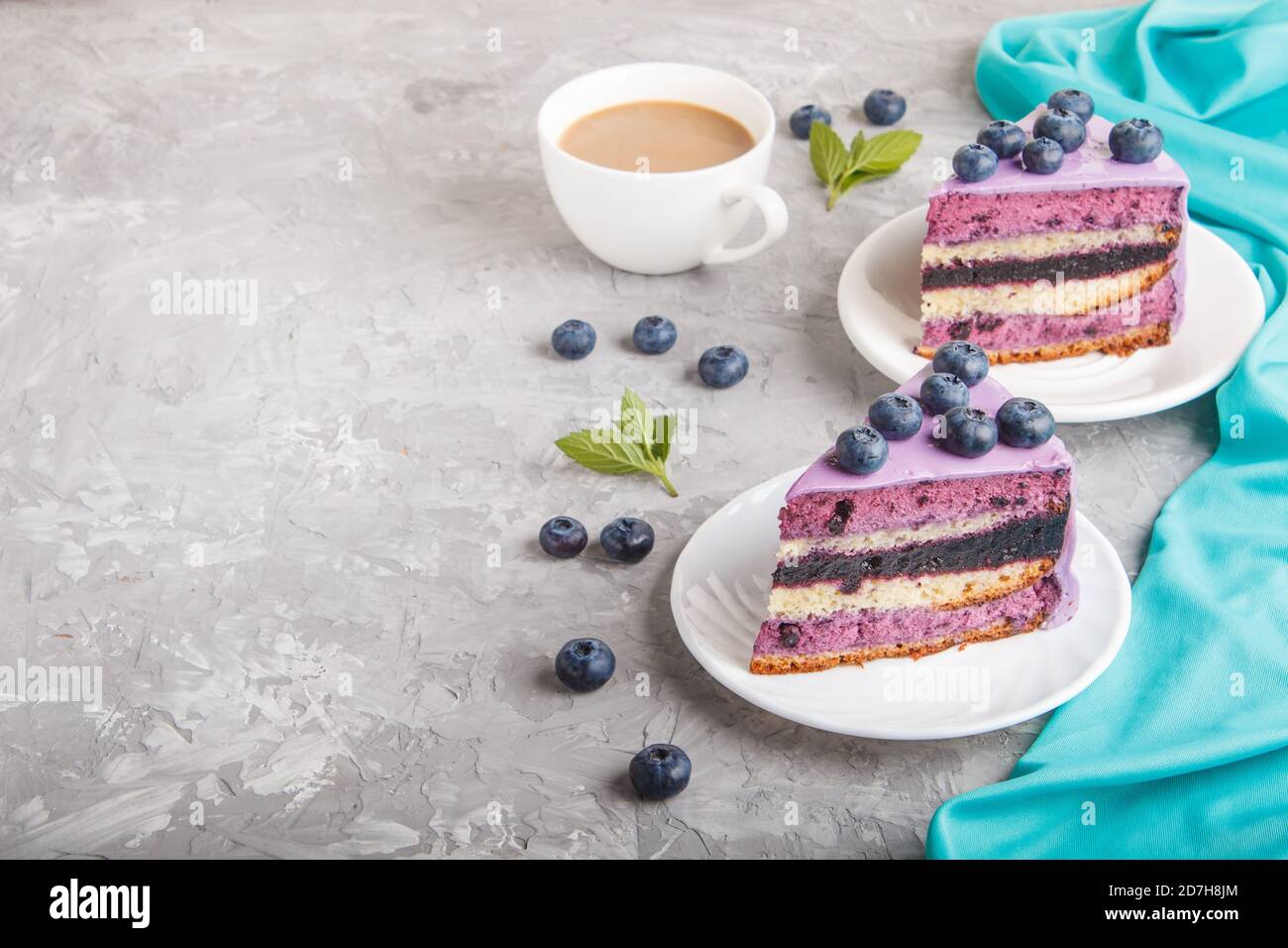 Gateau Fait Maison Avec Creme A La Creme Et Confiture De Myrtilles Avec Tasse De Cafe Et Myrtilles Fraiches Sur Fond De Beton Gris Vue Laterale Espace Copie Photo Stock Alamy