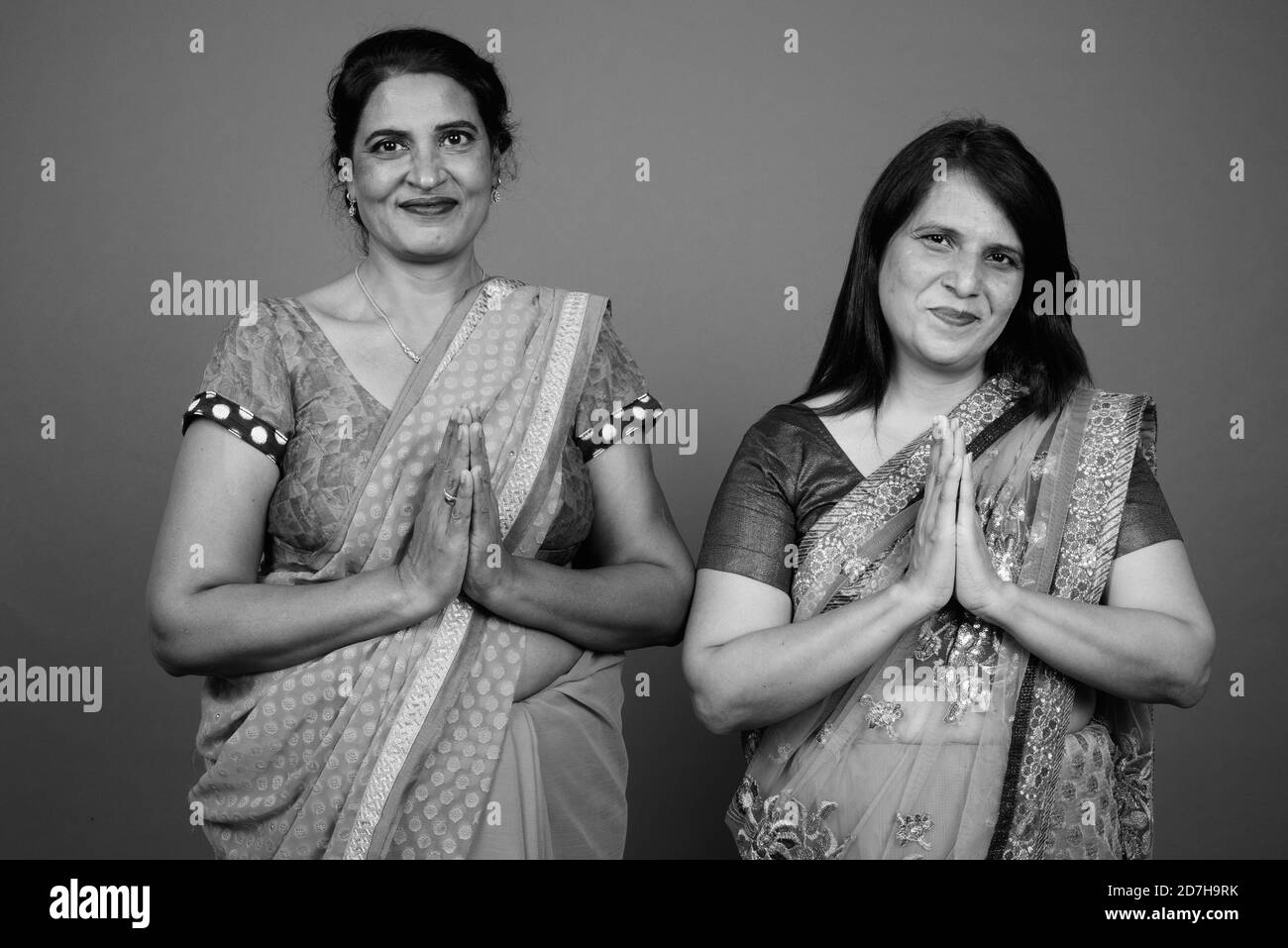 Deux femmes indiennes matures portant ensemble des vêtements traditionnels indiens Sari Banque D'Images