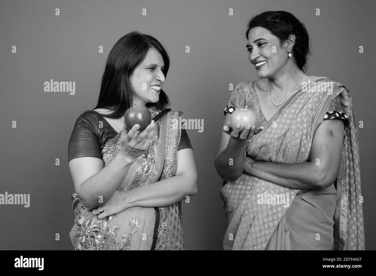 Deux femmes indiennes matures portant ensemble des vêtements traditionnels indiens Sari Banque D'Images