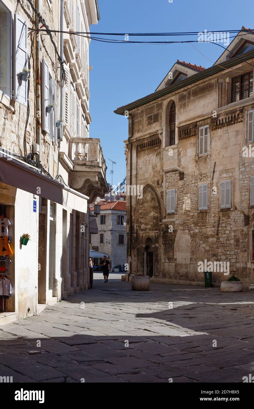 Une personne marchant dans une rue vide vers le Forum à Pula, Croatie Banque D'Images