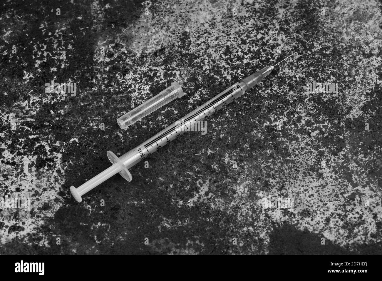 Seringue et médicaments sur fond rouillé sale. Seringue d'injection. Addiction. Photo noir et blanc Banque D'Images