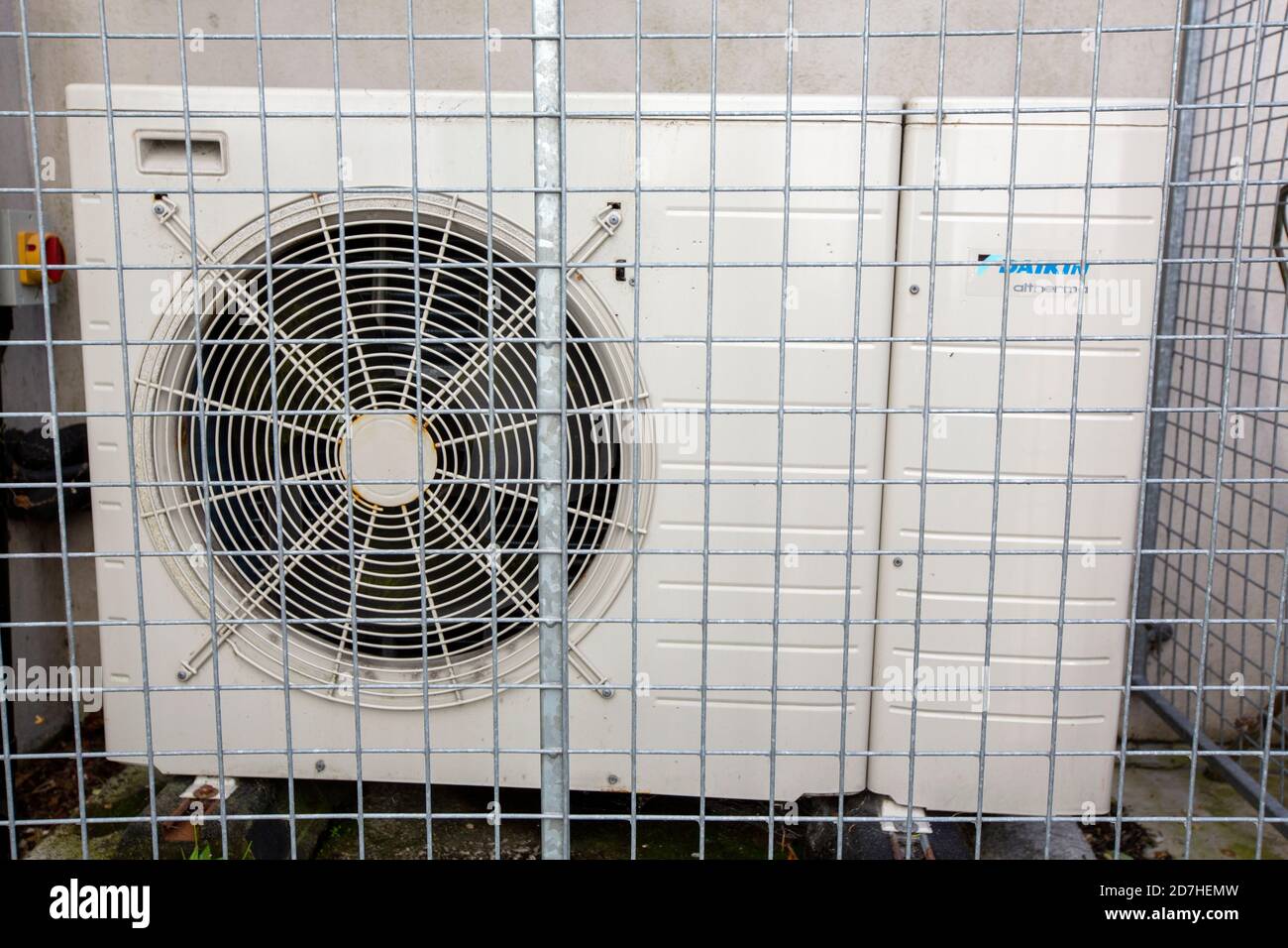 Pompe à chaleur à source d'air utilisée pour chauffer une maison à St Just, Cornwall, Royaume-Uni. Banque D'Images