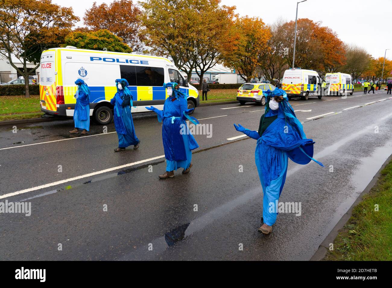 Grangemouth, Écosse, Royaume-Uni. 23 octobre 2020. Extinction les manifestants de la rébellion contre le changement climatique bloquent l'entrée du siège de l'INEOS à Grangemouth. Les manifestants se sont enfermés ensemble avec la chaîne et ont garé un yacht dans la route bloquant l'accès. La police a fermé Inchyra Road. Iain Masterton/Alay Live News Banque D'Images