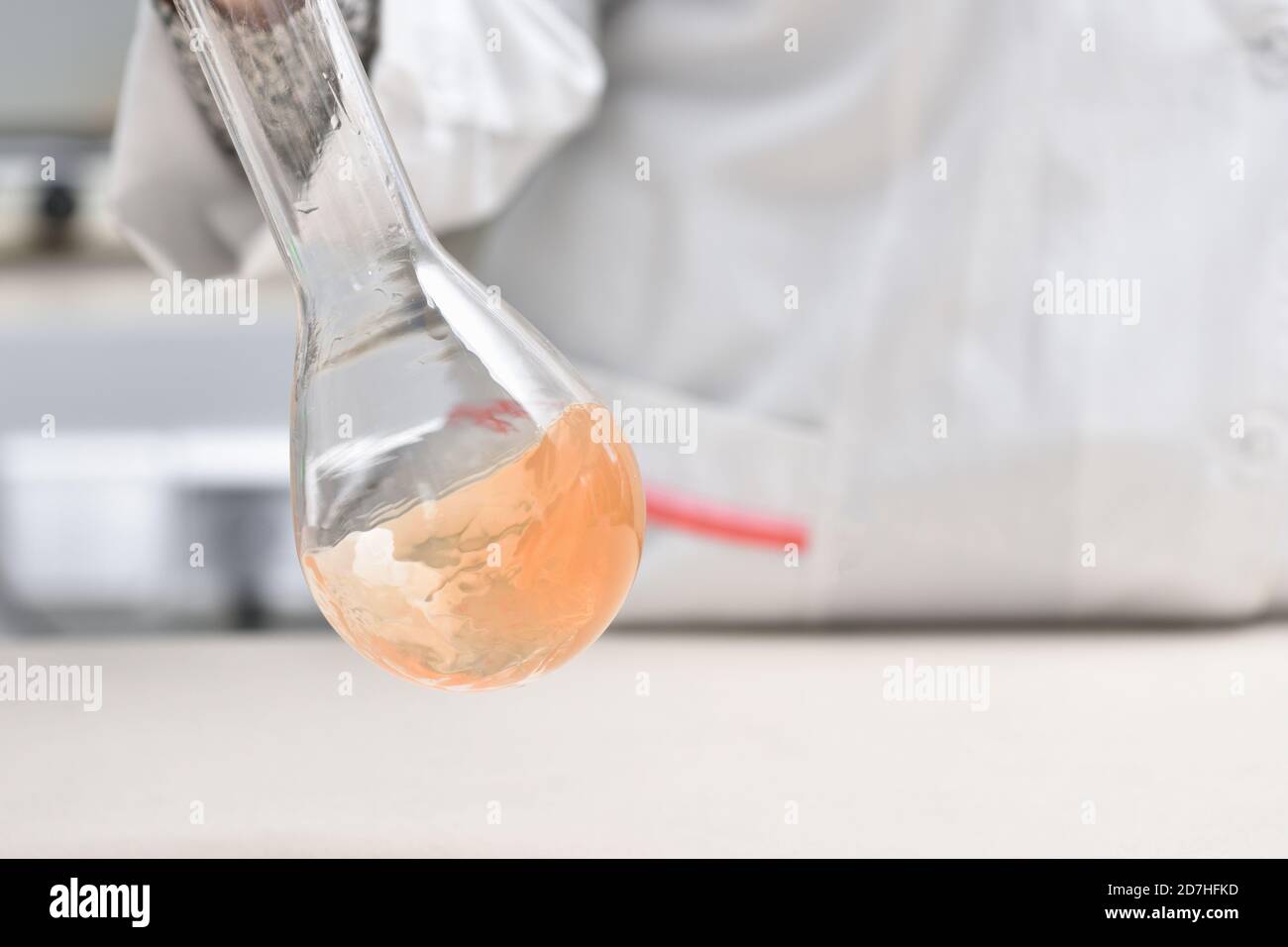 une assistante de laboratoire féminine mélange le liquide dans un tube à essai le laboratoire Banque D'Images