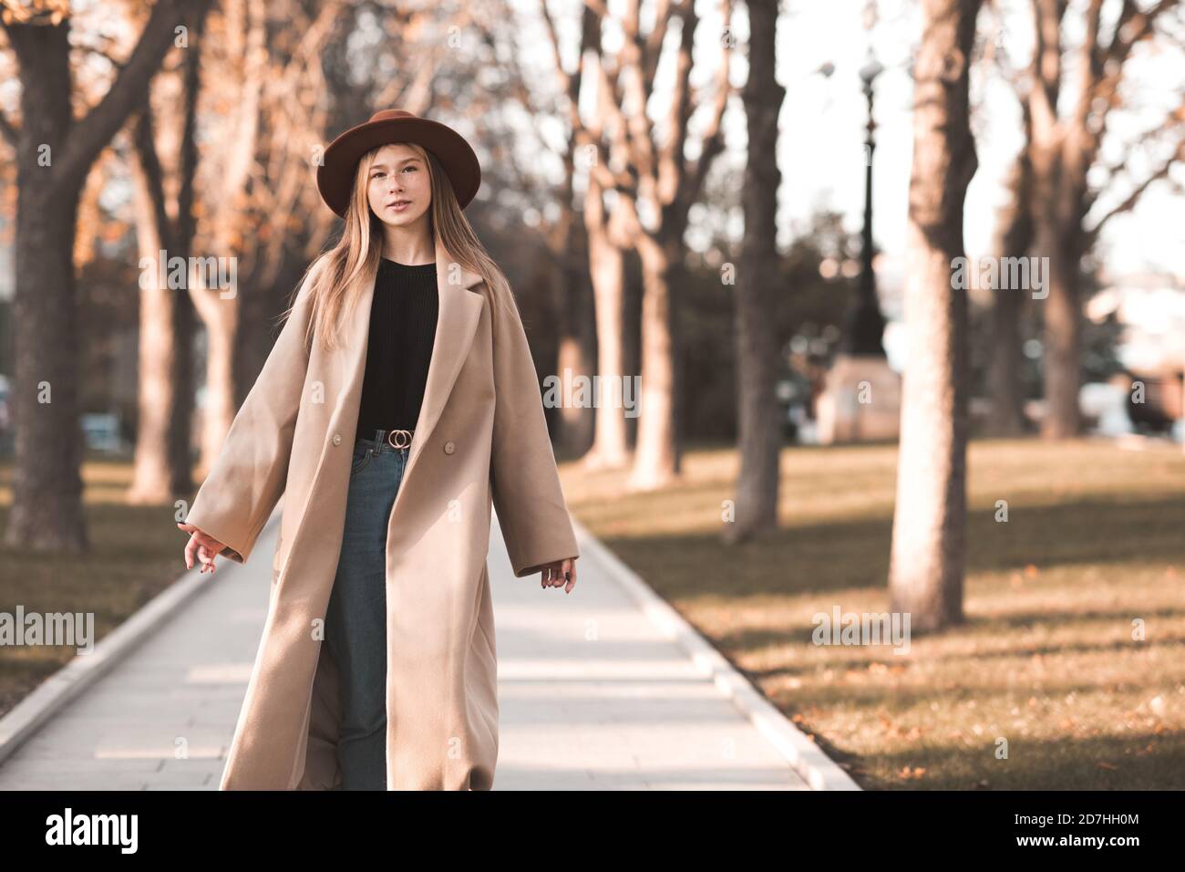 Jeune fille élégante de 13-14 ans portant un manteau et un chapeau beige  tendance dans le parc d'automne. Saison d'automne. Teenagerhood Photo Stock  - Alamy
