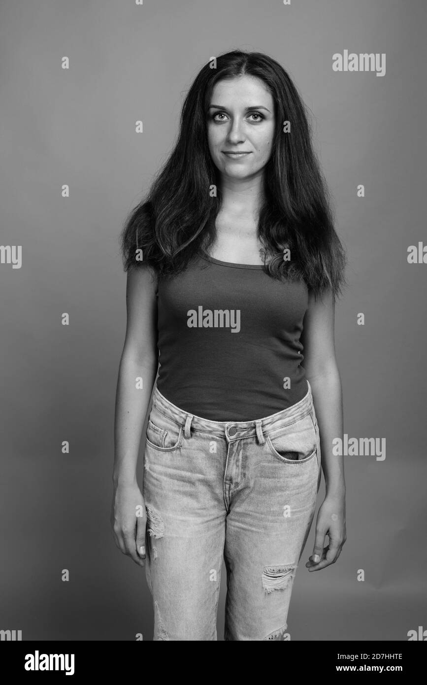 Belle jeune femme contre l'arrière-plan gris Banque D'Images