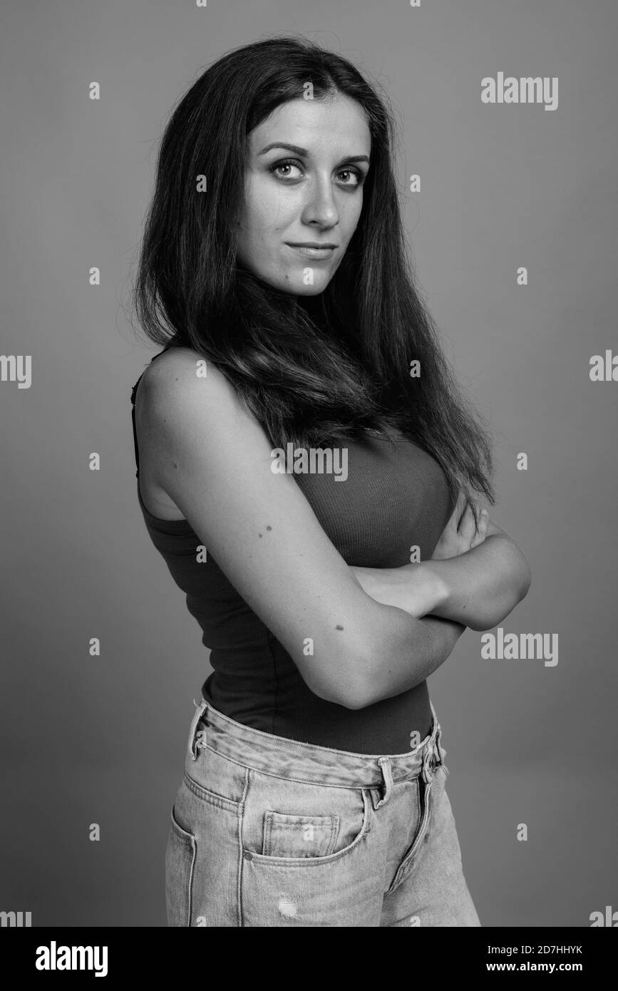 Belle jeune femme contre l'arrière-plan gris Banque D'Images