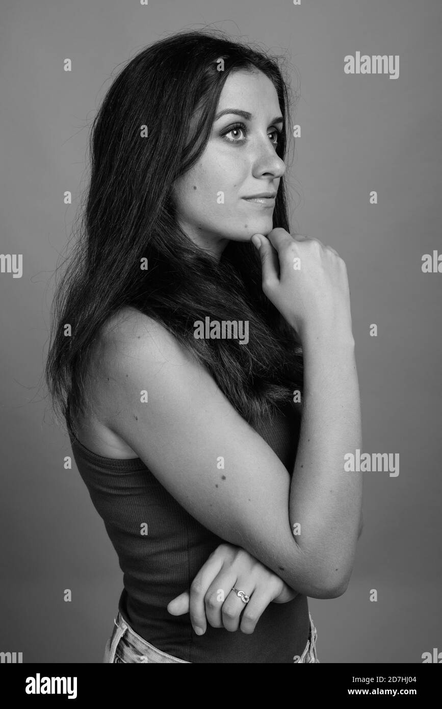Belle jeune femme contre l'arrière-plan gris Banque D'Images