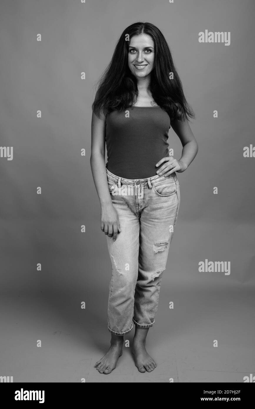 Belle jeune femme contre l'arrière-plan gris Banque D'Images