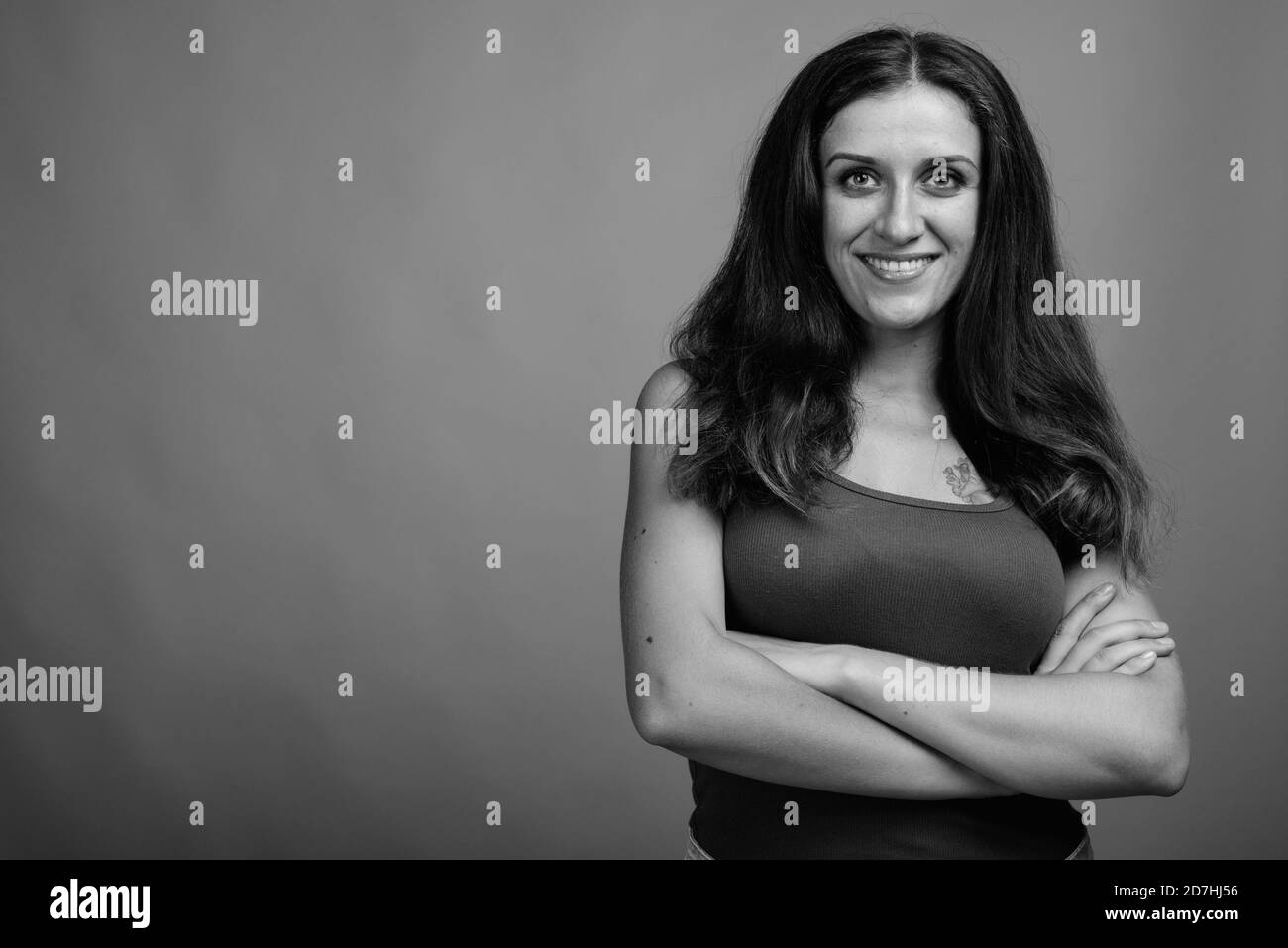 Belle jeune femme contre l'arrière-plan gris Banque D'Images