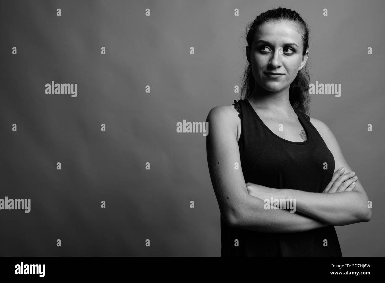 Belle jeune femme contre l'arrière-plan gris Banque D'Images