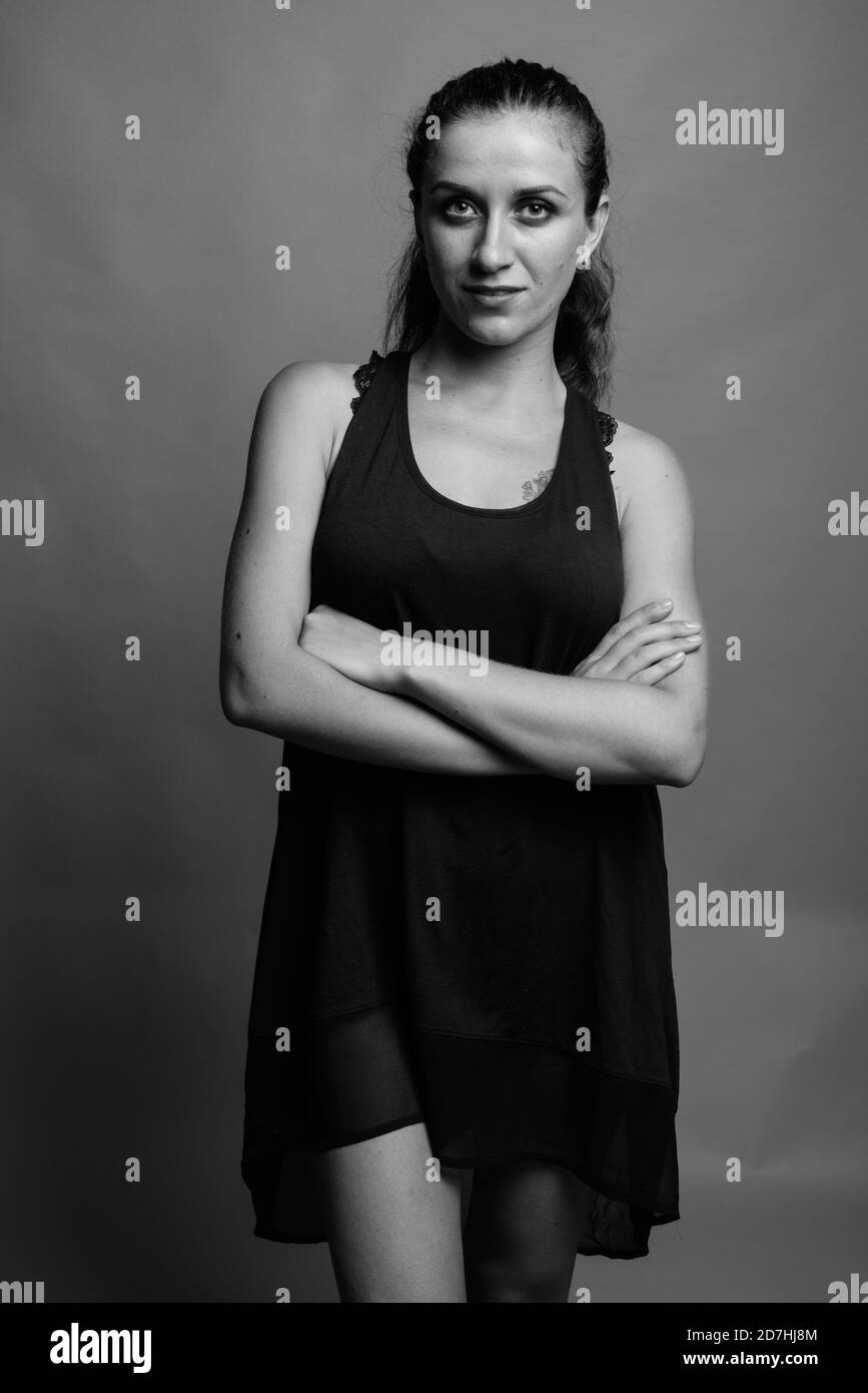 Belle jeune femme contre l'arrière-plan gris Banque D'Images