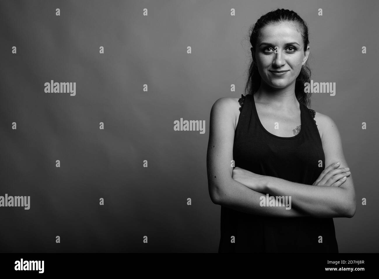 Belle jeune femme contre l'arrière-plan gris Banque D'Images