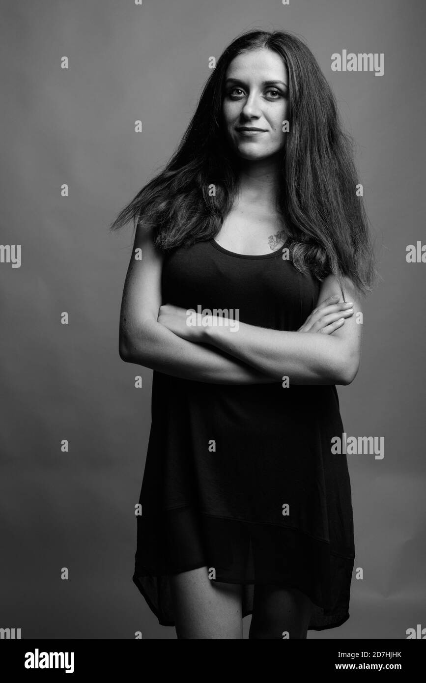 Belle jeune femme contre l'arrière-plan gris Banque D'Images