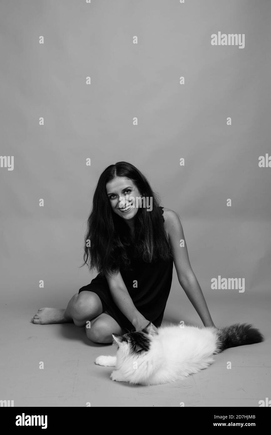 Belle jeune femme contre l'arrière-plan gris Banque D'Images