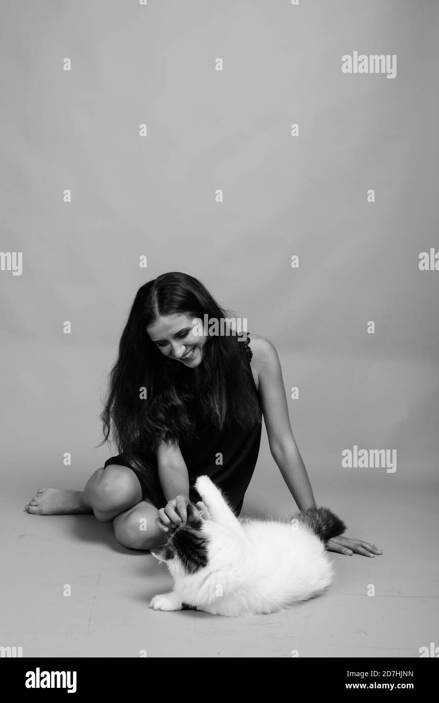 Belle jeune femme contre l'arrière-plan gris Banque D'Images