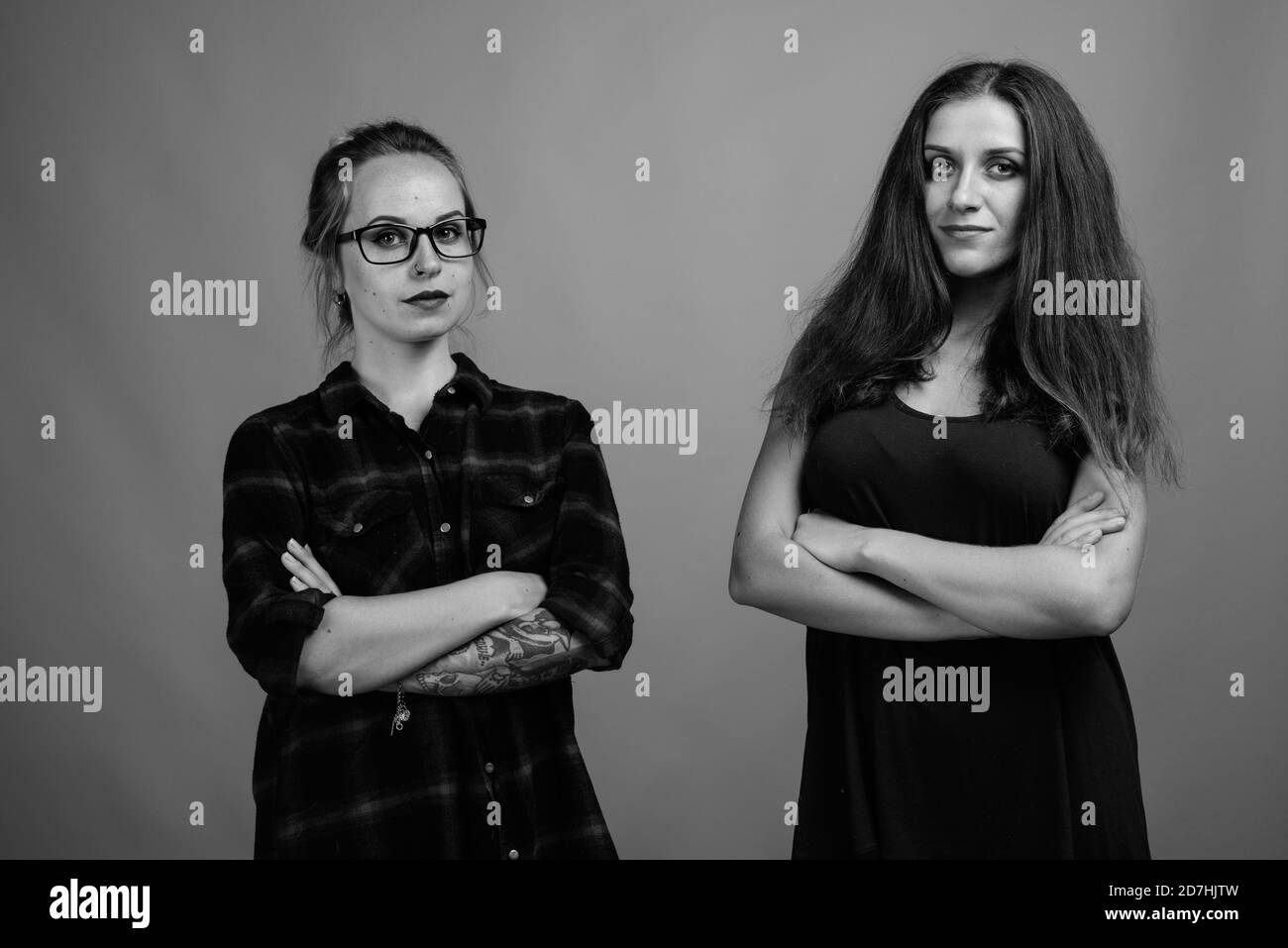 Deux jeunes belles amies sur fond gris Banque D'Images
