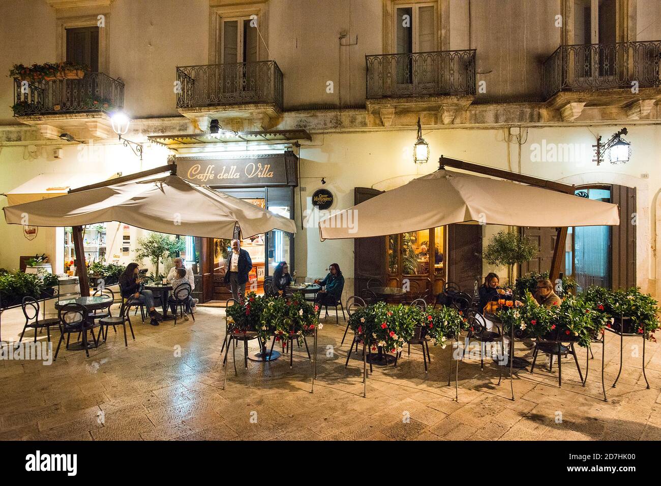 Bar café terrasse dans le centre de Locorotondo la nuit, Puglia, Italie Banque D'Images