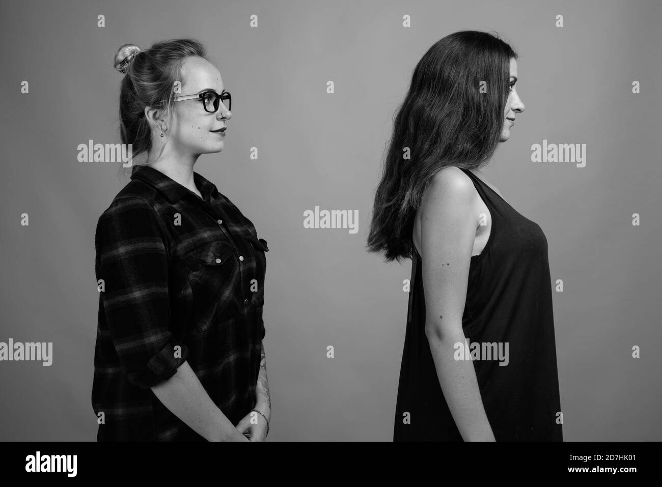Deux jeunes belles amies sur fond gris Banque D'Images