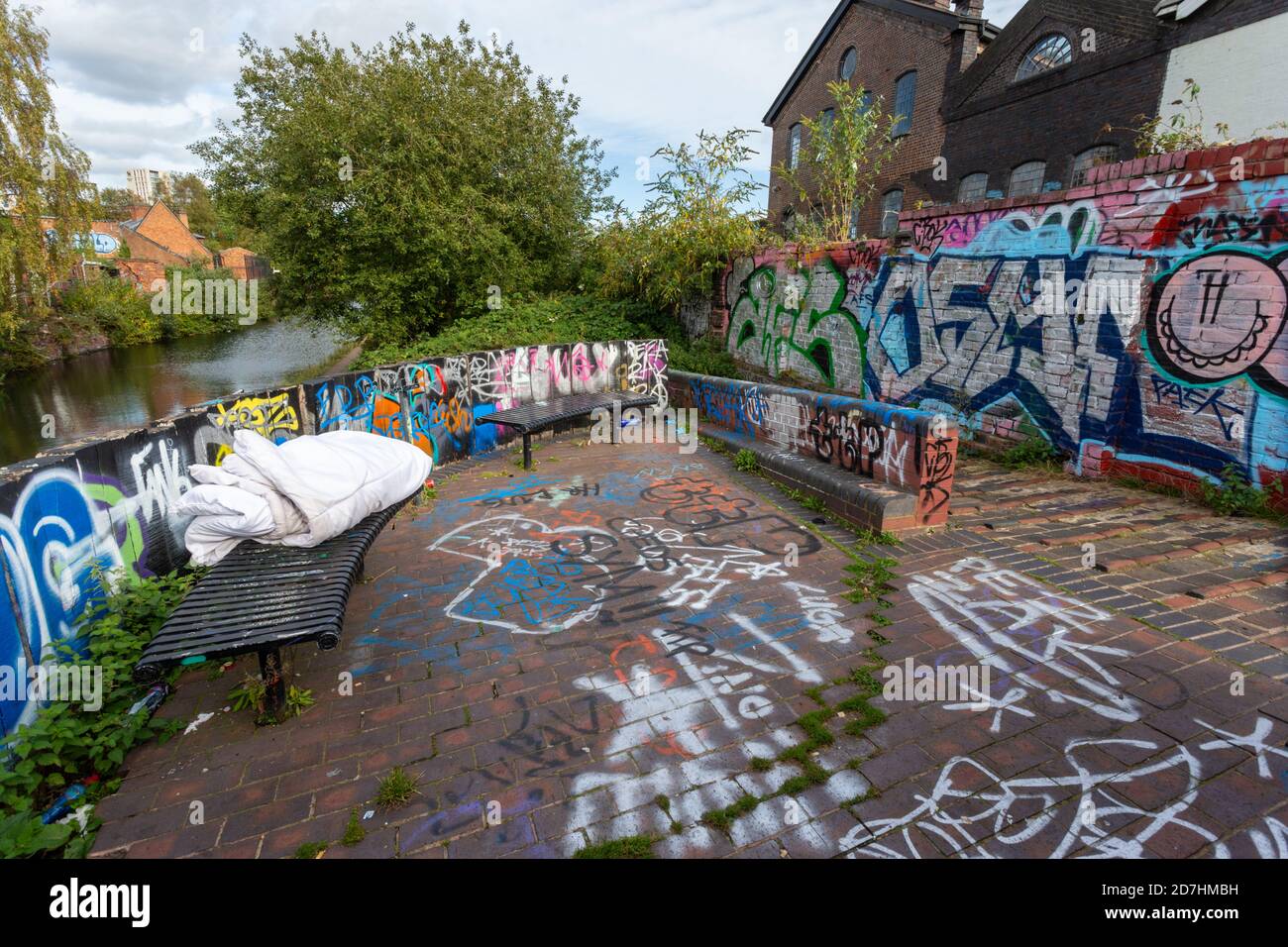 Coin salon à Digbeth près d'un canal, avec literie sous-vidée et grafitti, Birmingham, Royaume-Uni Banque D'Images