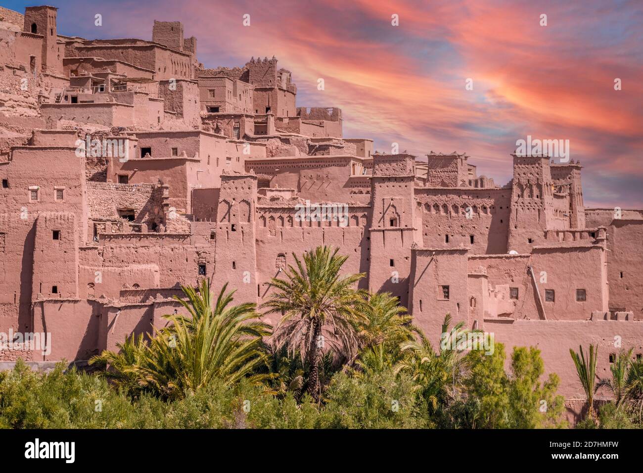 Coucher de soleil sur village fortifié et maisons en argile, ait Benhaddou, Maroc Banque D'Images