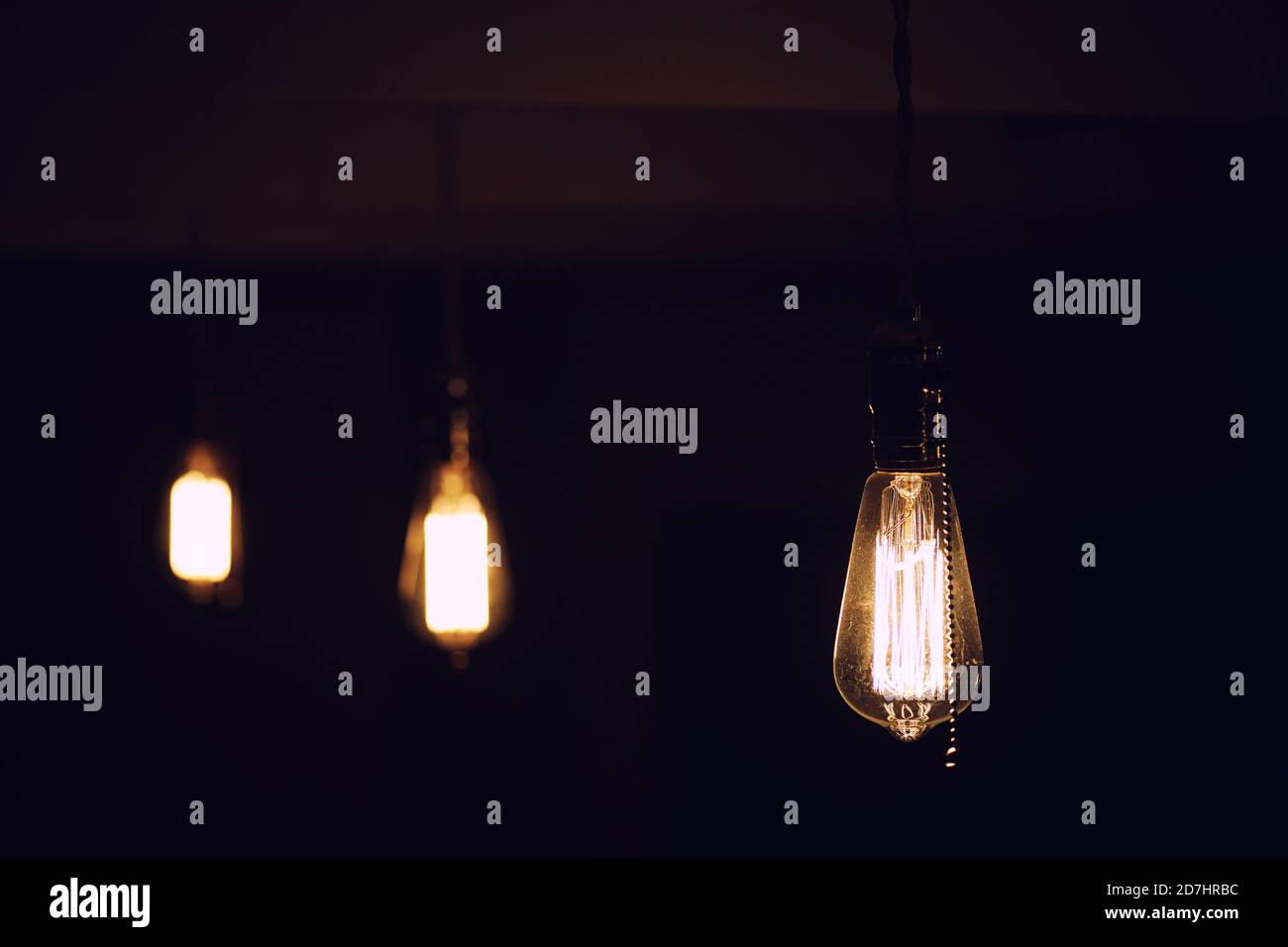 Les feux à filament de tungstène. La lampe à incandescence de Thomas  Edison. Filament filament dans les lampes vintage. Design rétro d'ampoules  Photo Stock - Alamy