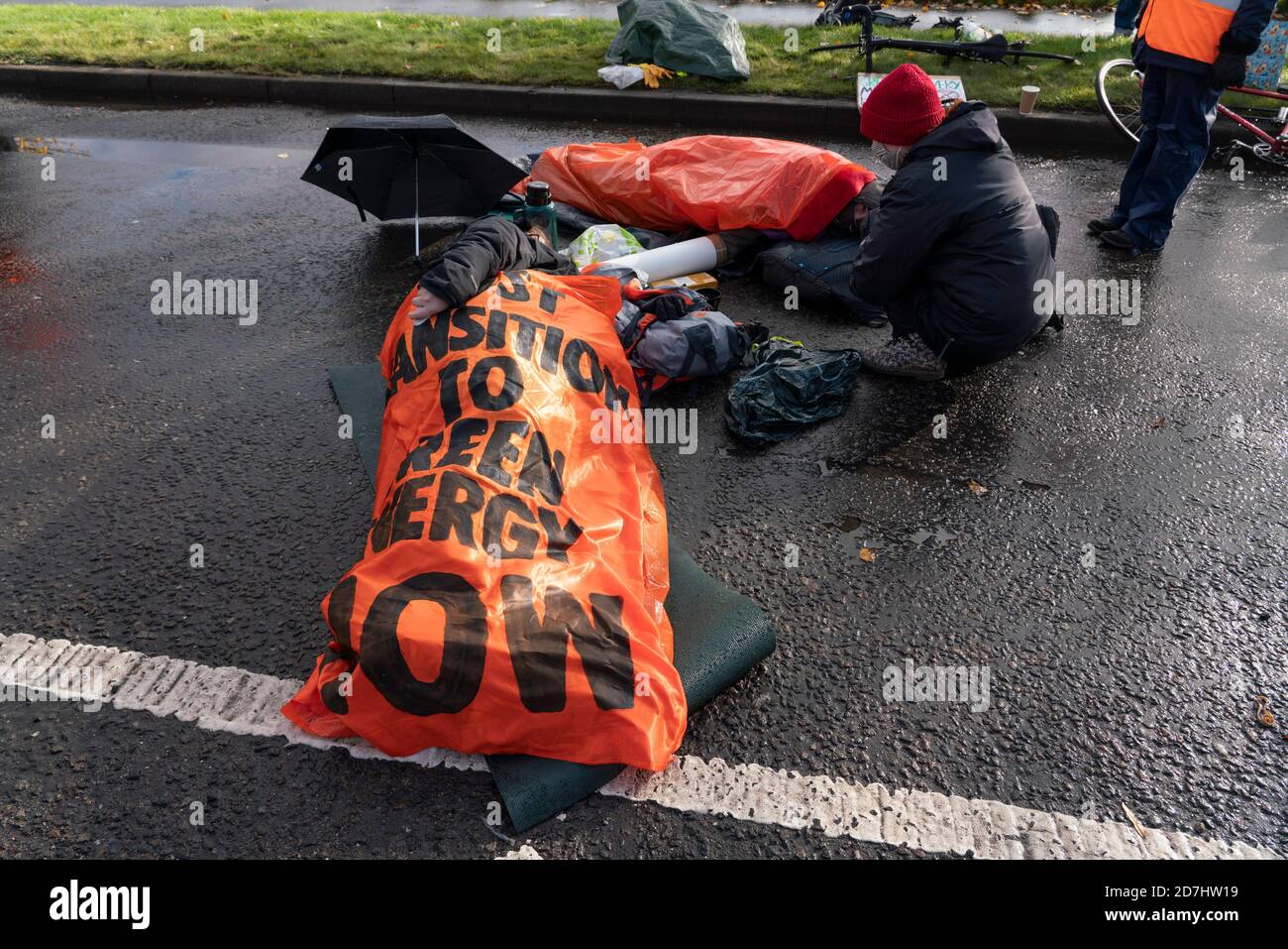 Grangemouth, Écosse, Royaume-Uni. 23 octobre 2020. Extinction les manifestants de la rébellion contre le changement climatique bloquent l'entrée du siège de l'INEOS à Grangemouth. Les manifestants se sont enfermés ensemble avec la chaîne et ont garé un yacht dans la route bloquant l'accès. La police a fermé Inchyra Road. Iain Masterton/Alay Live News Banque D'Images