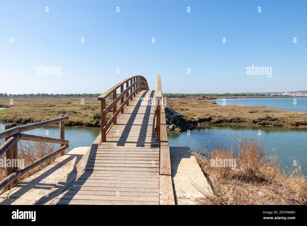 Promenade en bois surélevée au-dessus des marais du Rio Piedras dans le village d'El Rompido, Huelva, Andalousie, Espagne Banque D'Images